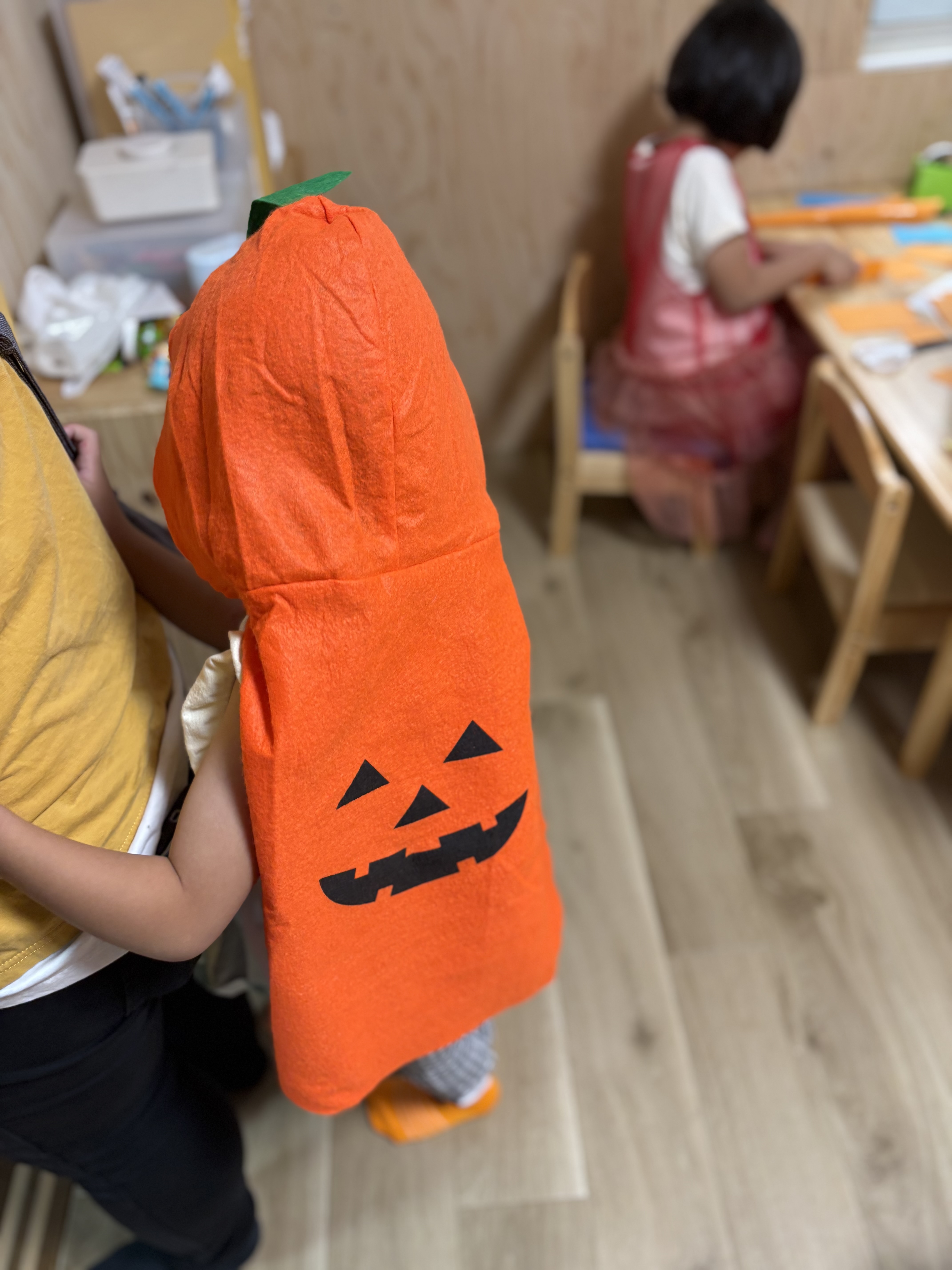 「『みんなの衣装、すごーい！』お友達の仮装に拍手を送る温かい風景」
「似合うね！」「かっこいい！」とお友達同士で褒め合い、手を叩いて大喜びしている微笑ましい様子。