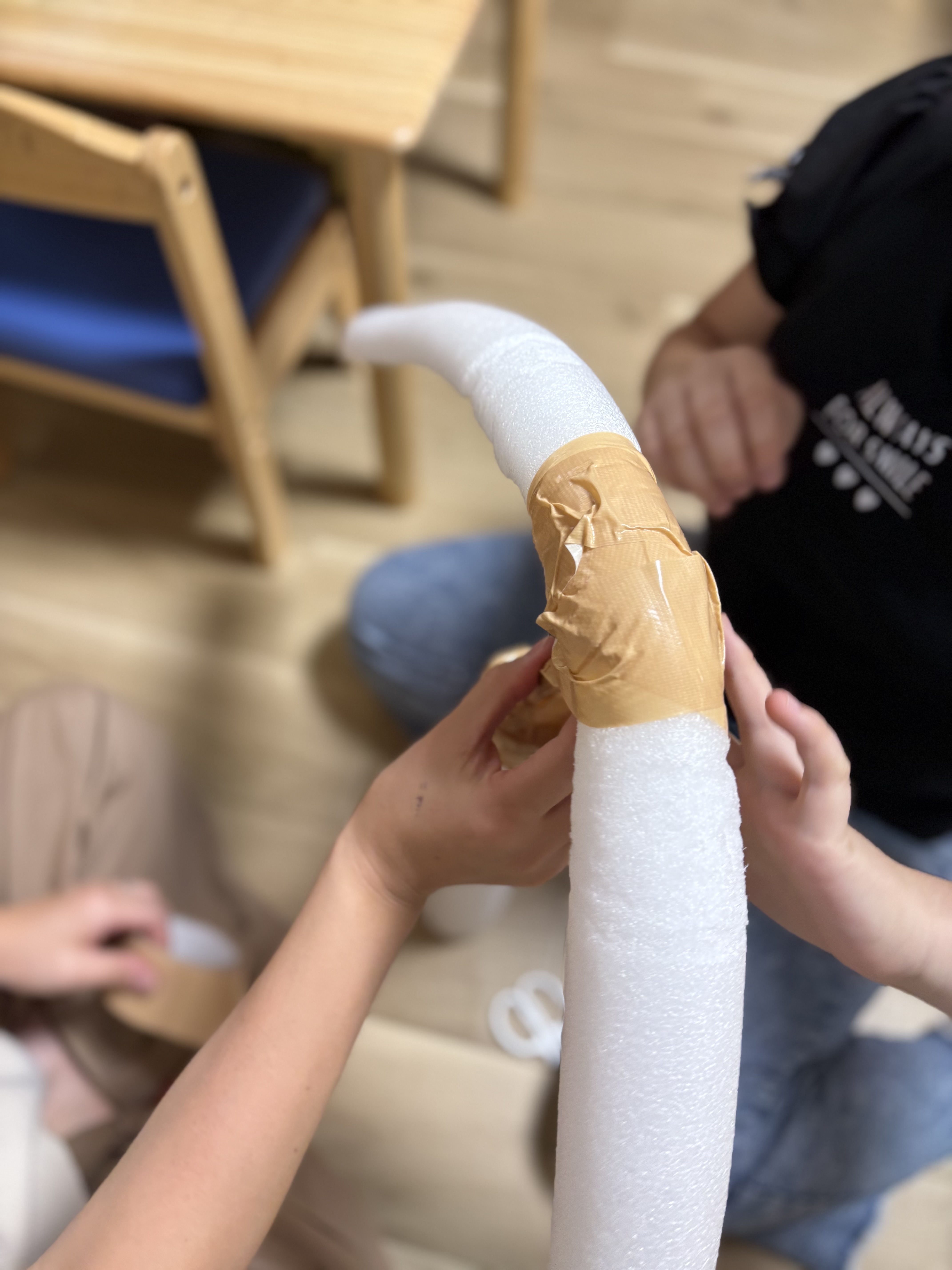 「『大人の想像を遥かに超えたクオリティ!』完成間近のおばけやしき全景」
暗幕が張り巡らされ、手作りおばけや不気味な爪、手形看板が効果的に配置された本格派おばけやしきの空間ショット。