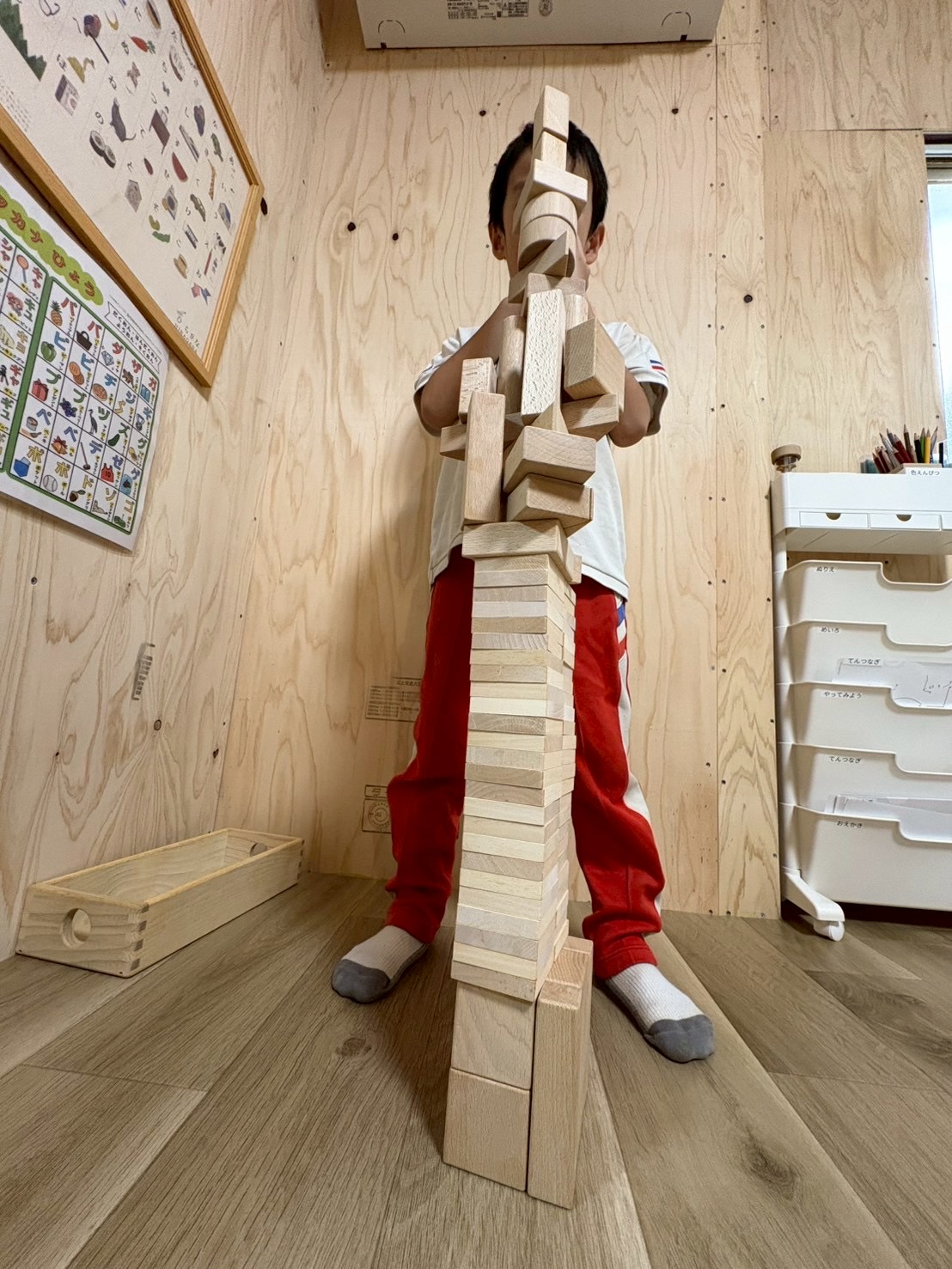 今日は「グラグラタワー」に挑戦！スレタンハウスの小さな建築家、現る？！