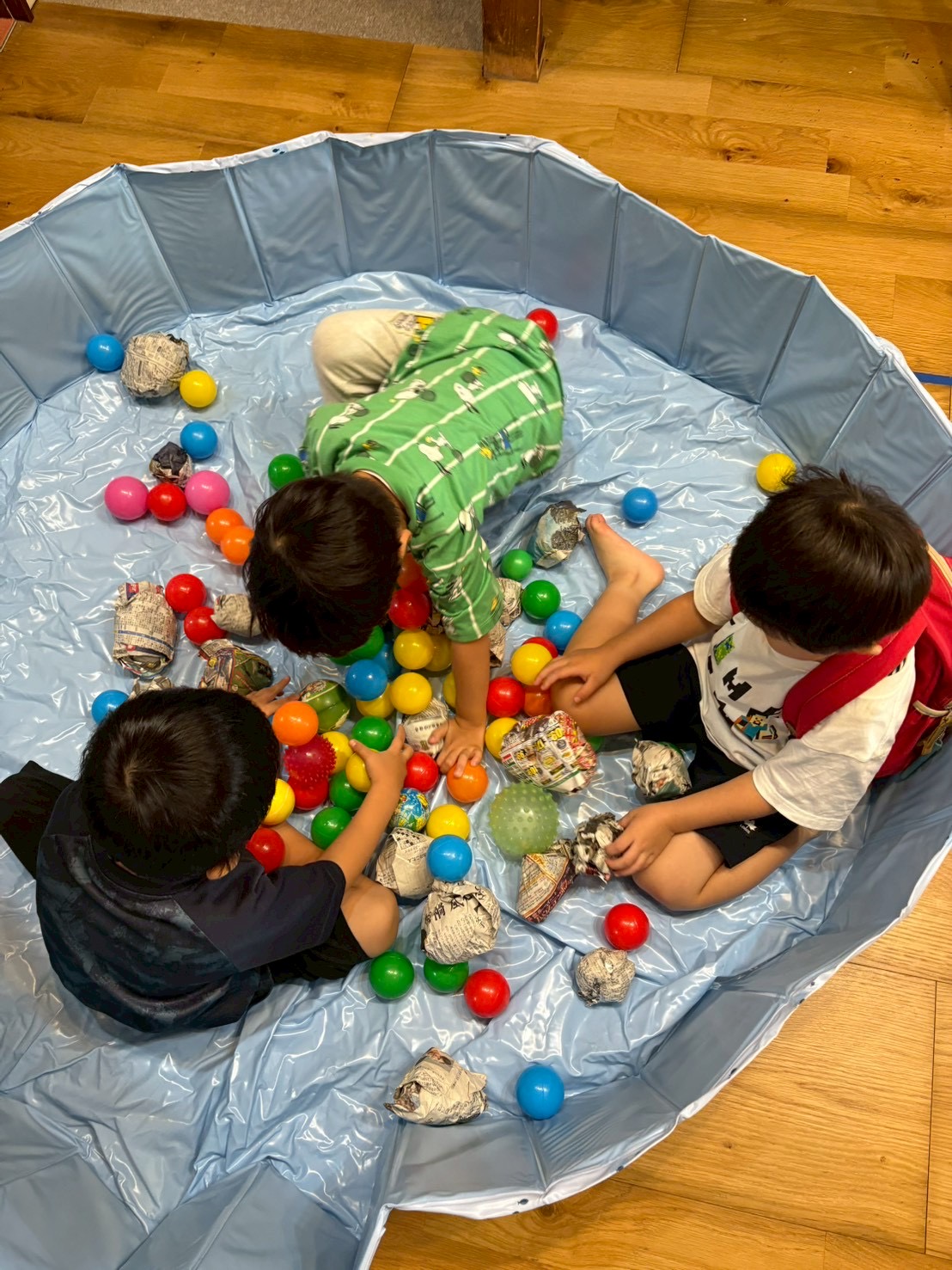 新聞紙プールで大冒険！🏊‍♂️ 遊びながら身につく「片付け力」と「五感」の刺激
