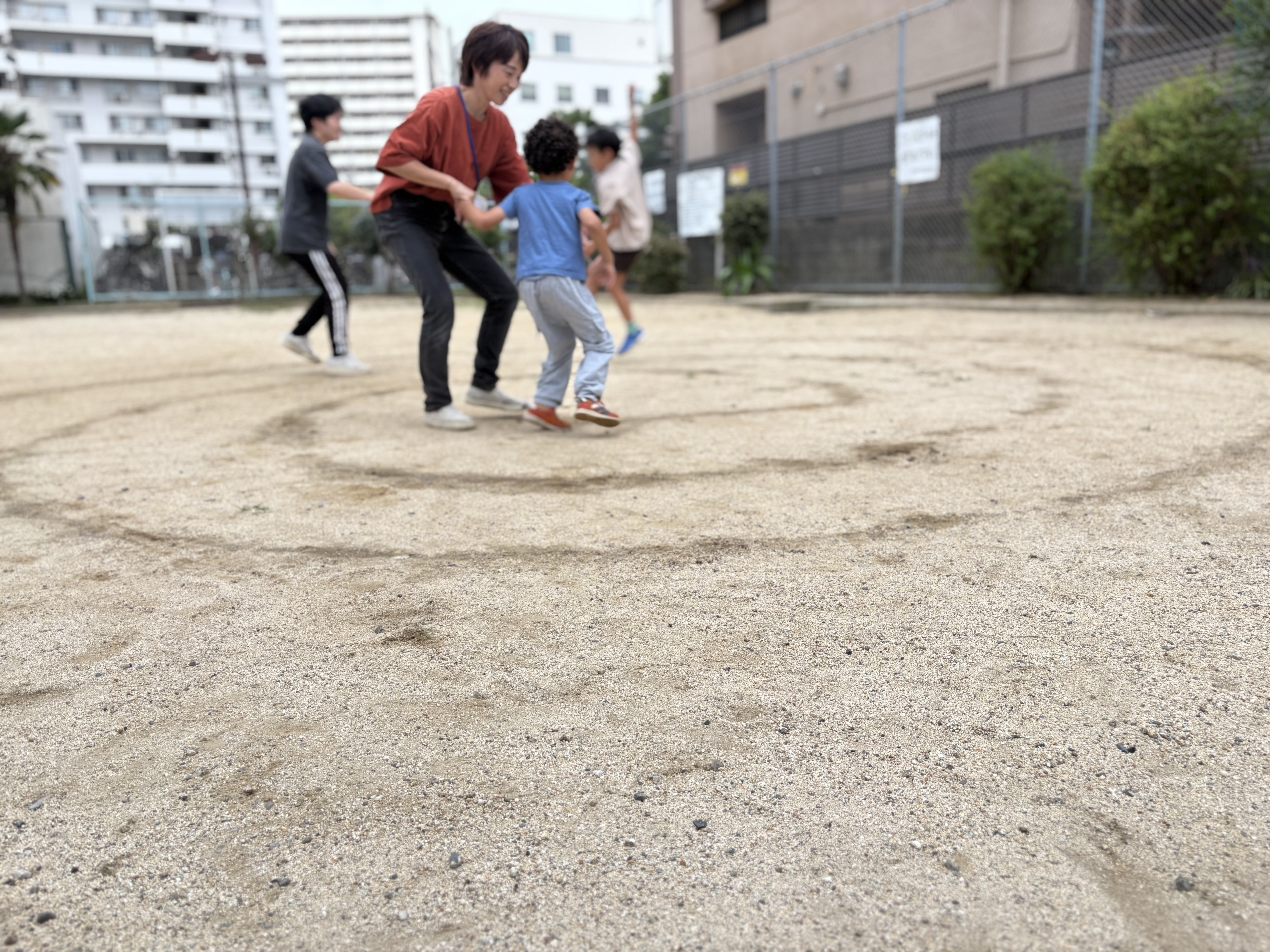 ‍ ⚾️ 年上のお兄さんに感謝！笑顔で汗を流す外遊びで育む最高の社会性！