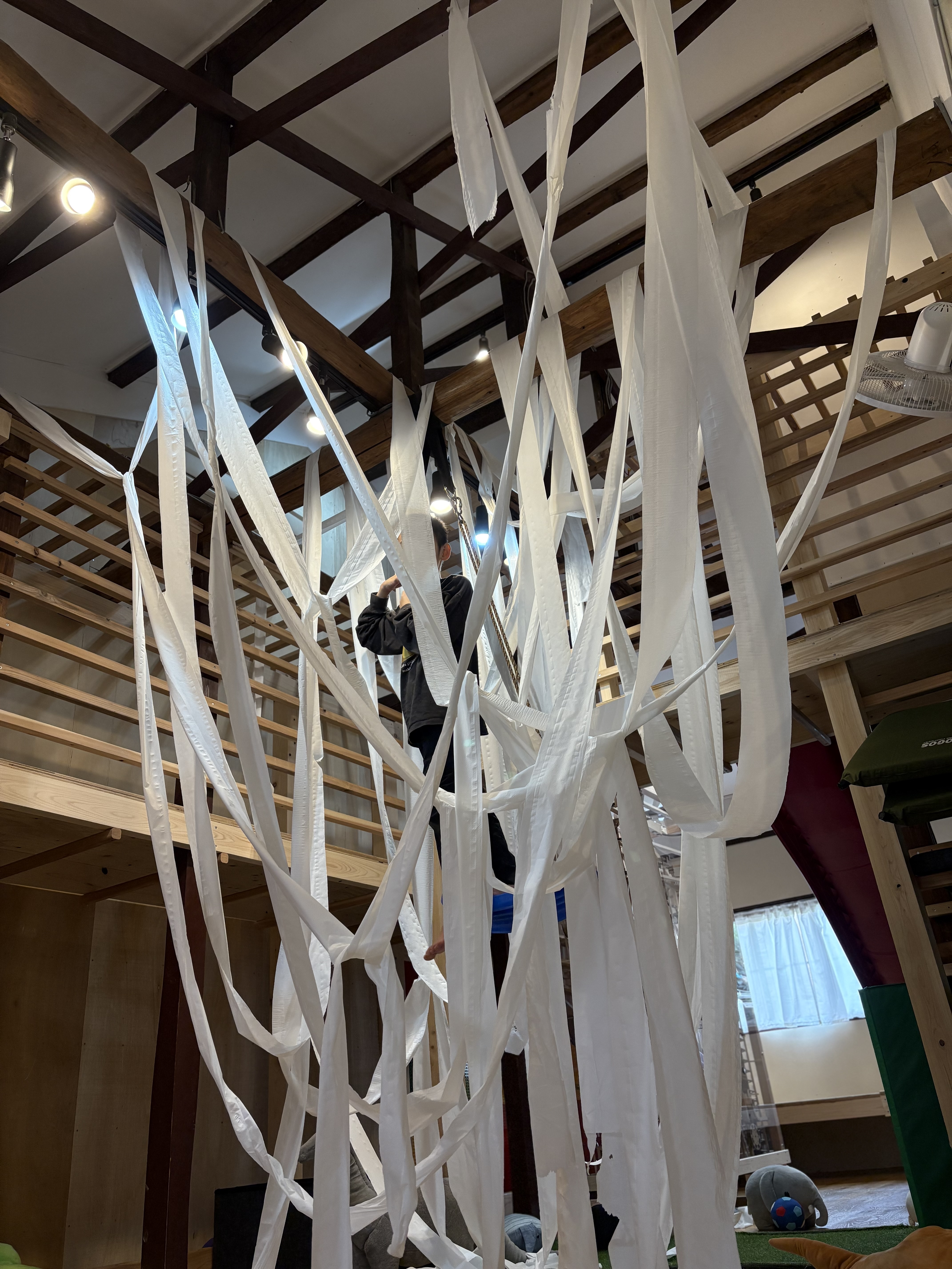 🏡🚀 天井知らずの遊び場！【スレタンハウスの梁と吹抜け】が育む天才アート！