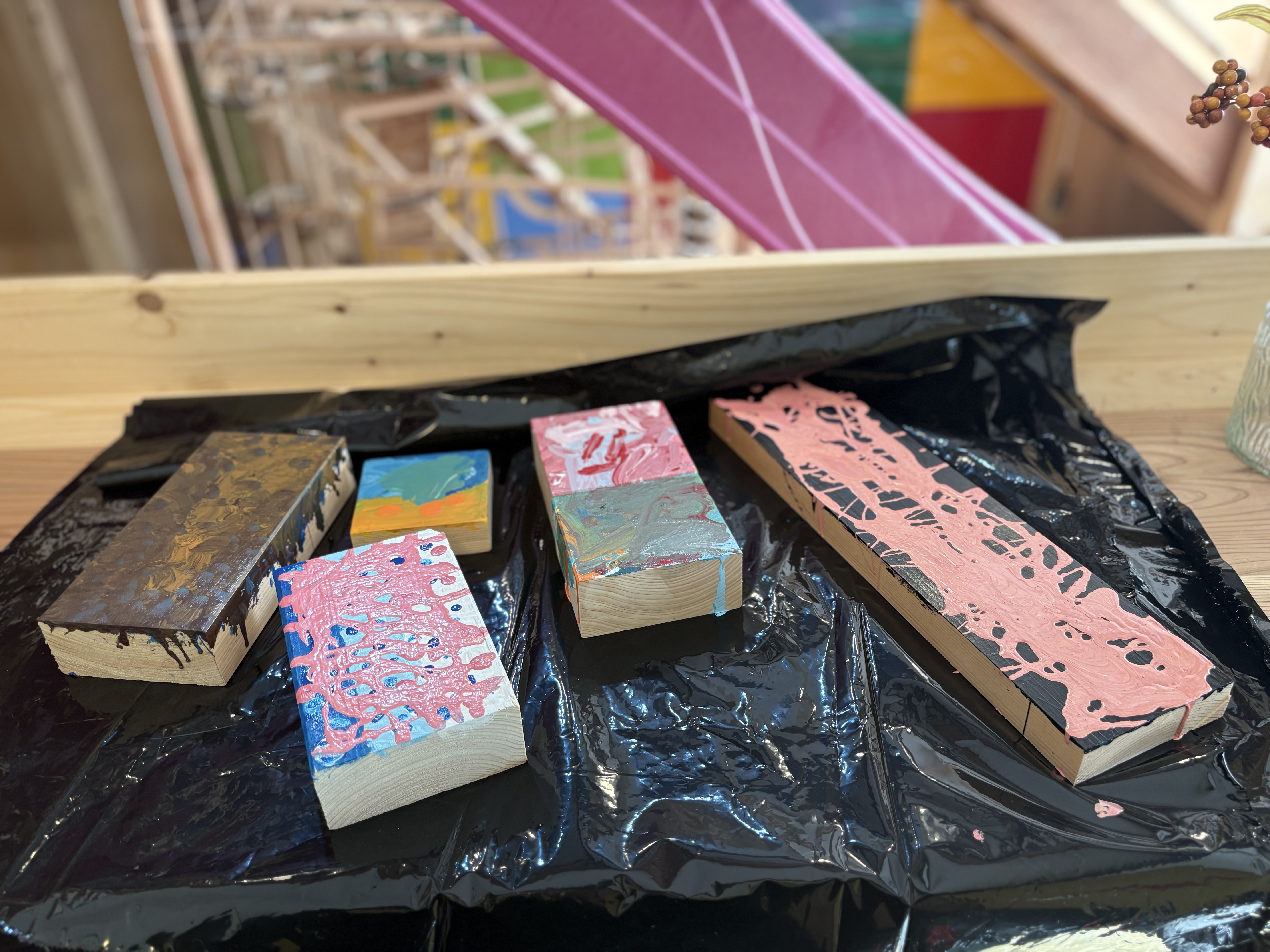 🎨🏠 感触が気持ちいい！【みんなでペンキ塗り】色と木材が響き合うアート体験！🎉