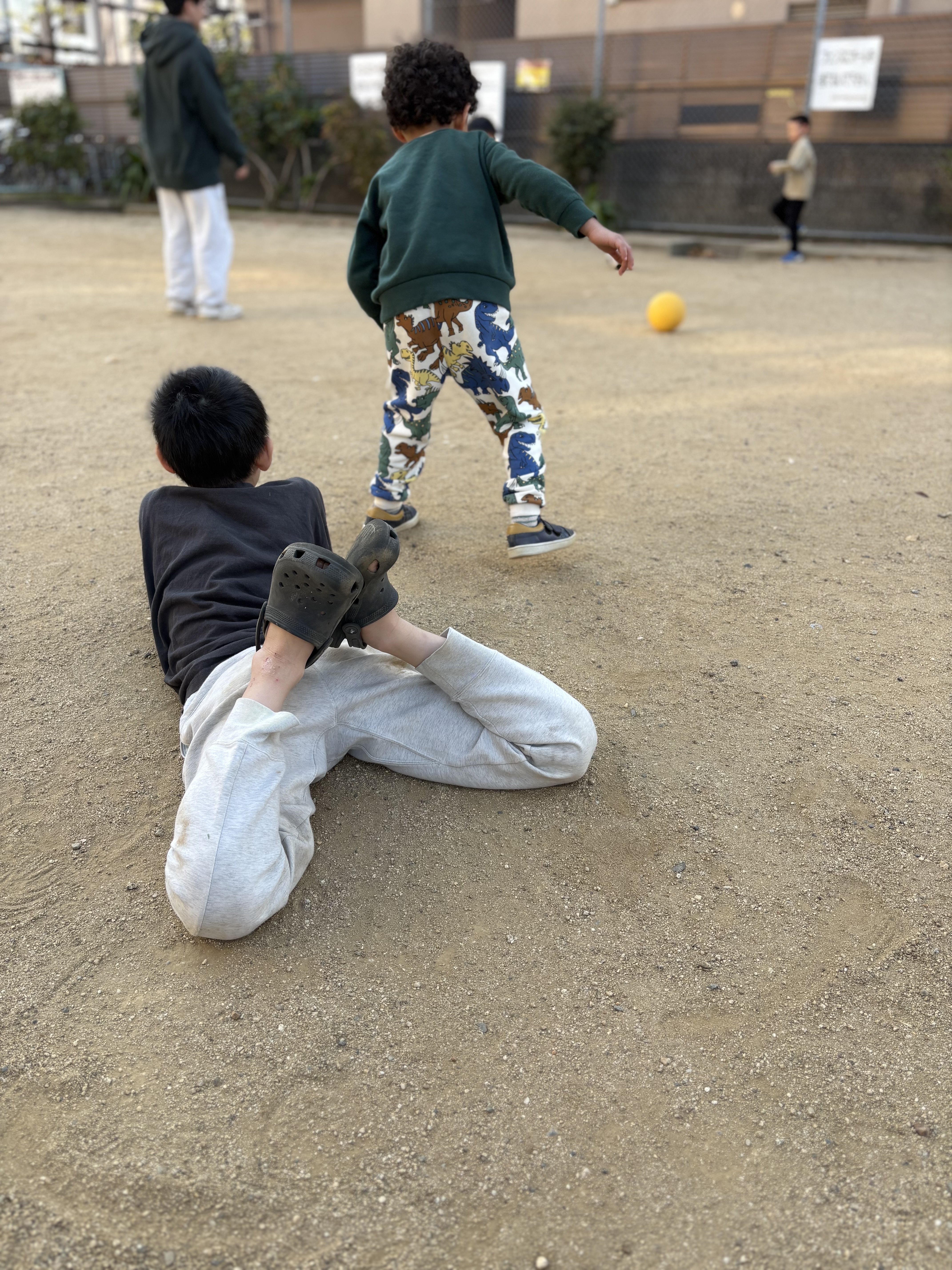 「待てーっ！⚽️💨」の横で「ゴロン…🔋」。騒がしくて静かな、スレタンの公園時間とスタッフの魔法🧙‍♂️