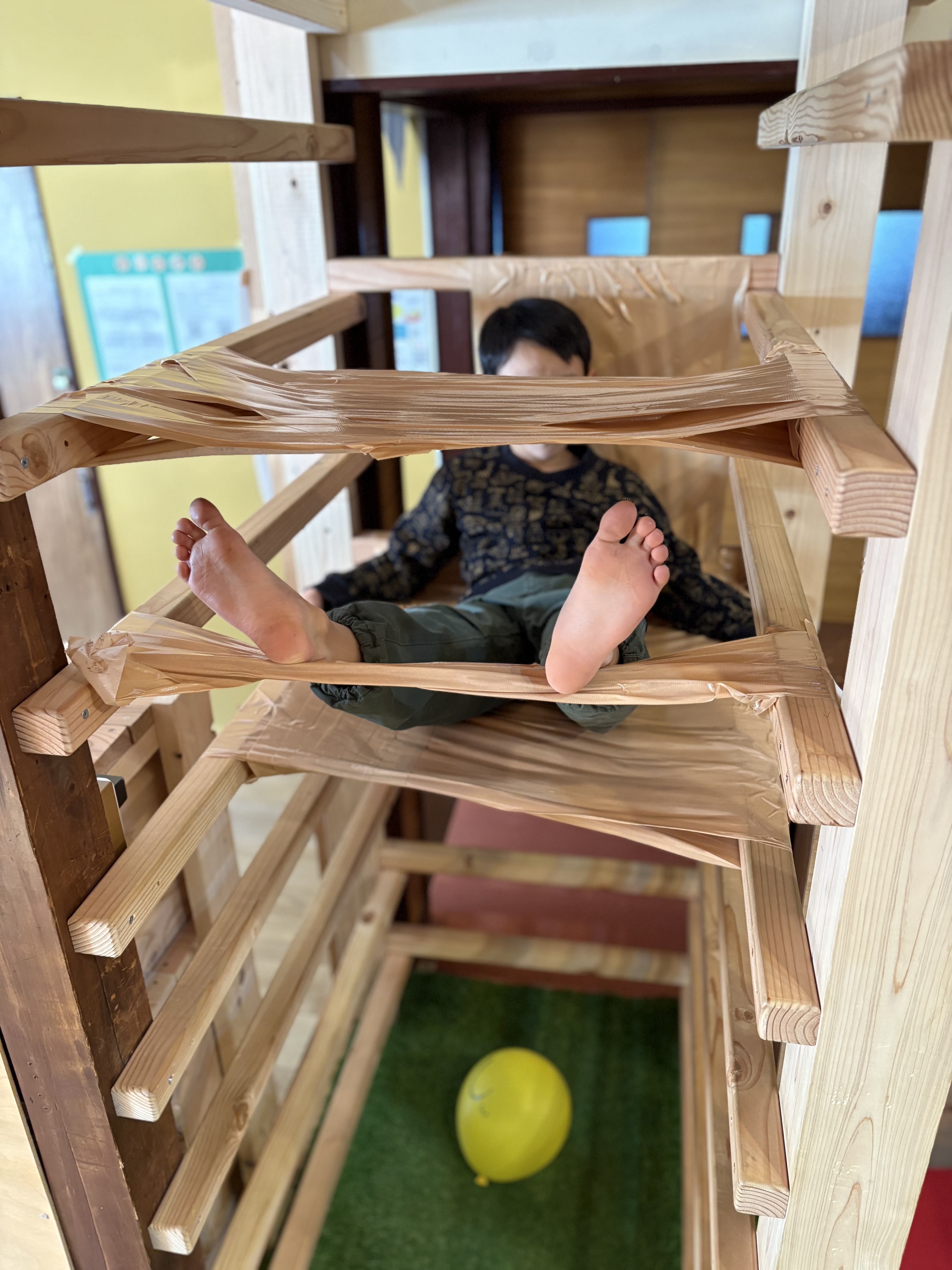 😲「まさか、できるなんて！？」子どもの「やりたい！」が作った【奇跡のガムテープハンモック】の物語✨🌈