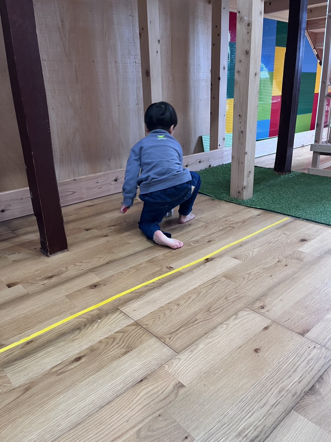 体幹・感覚統合トレーニングとして雑巾がけを行うスレタンハウスの様子。子どもの「やりたい！」という気持ちを尊重し、日常の活動に成長の種を蒔くスタッフ