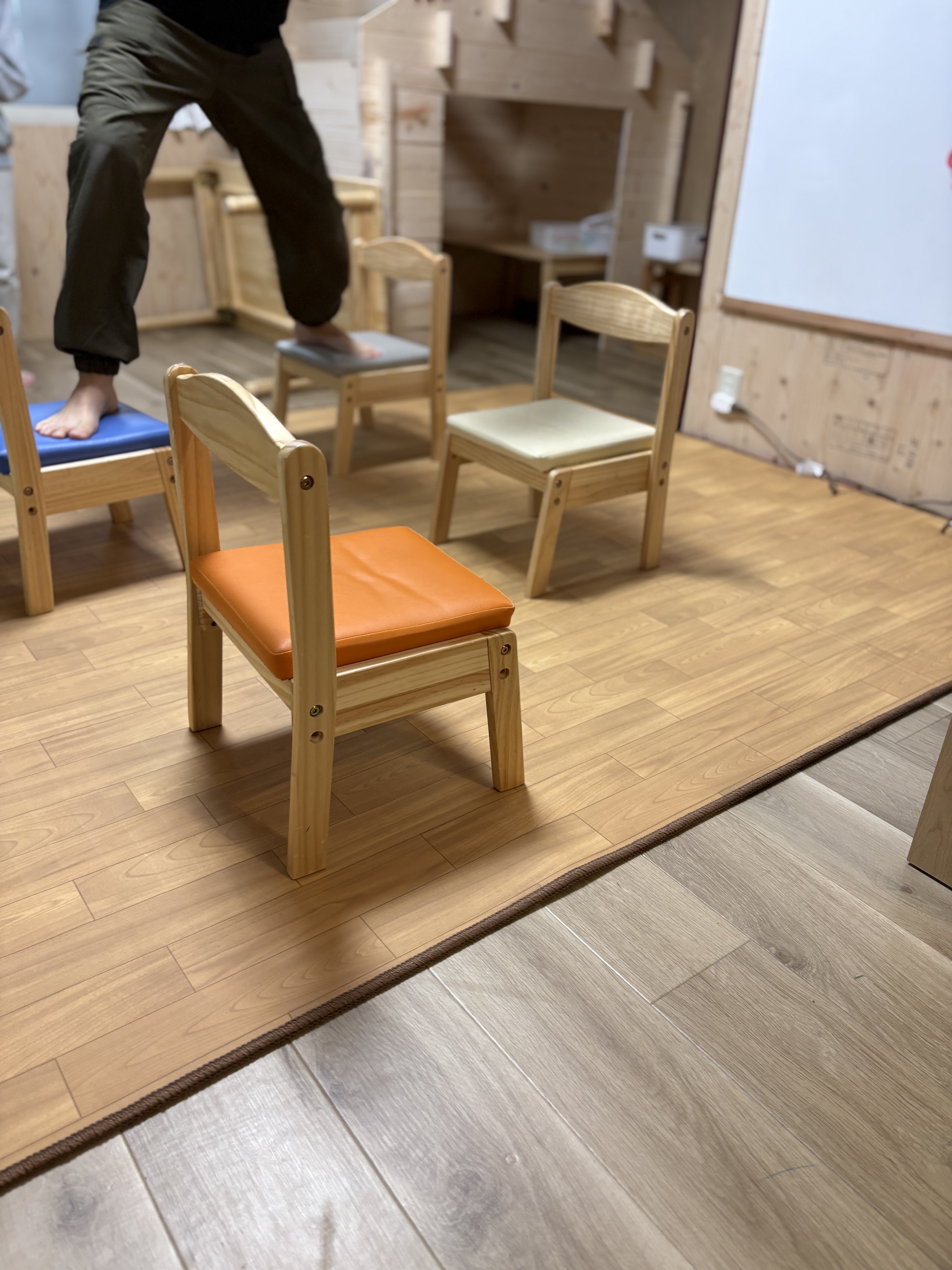 【衝撃】椅子は座るものじゃない！？恐怖とワクワクの「スレタン・アドベンチャー」で目撃した、子どもたちの挑戦！🌋🪑