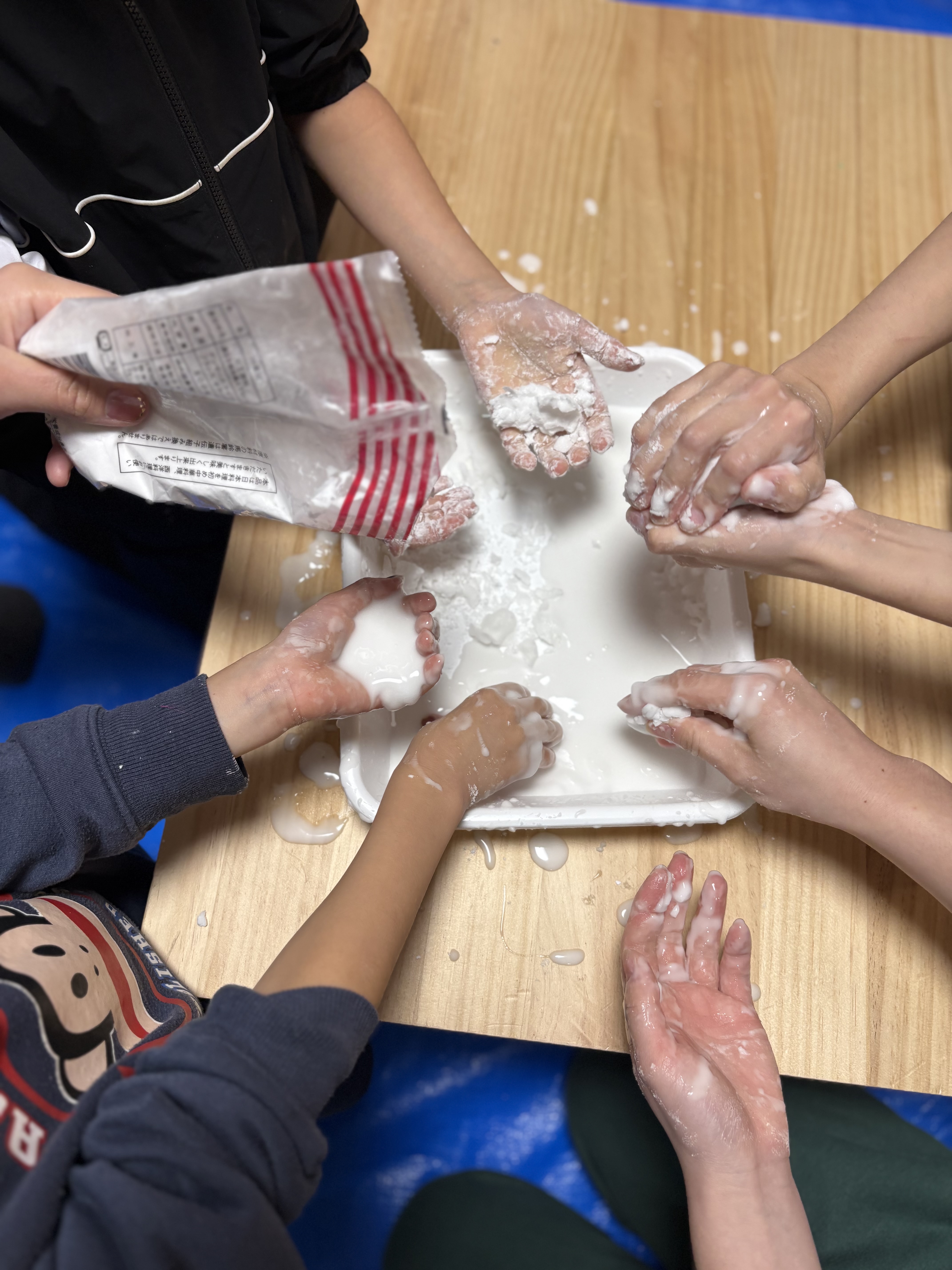 【感覚遊び】不思議！片栗粉の「ダイラタンシー」で五感が爆発した1日💥🧴