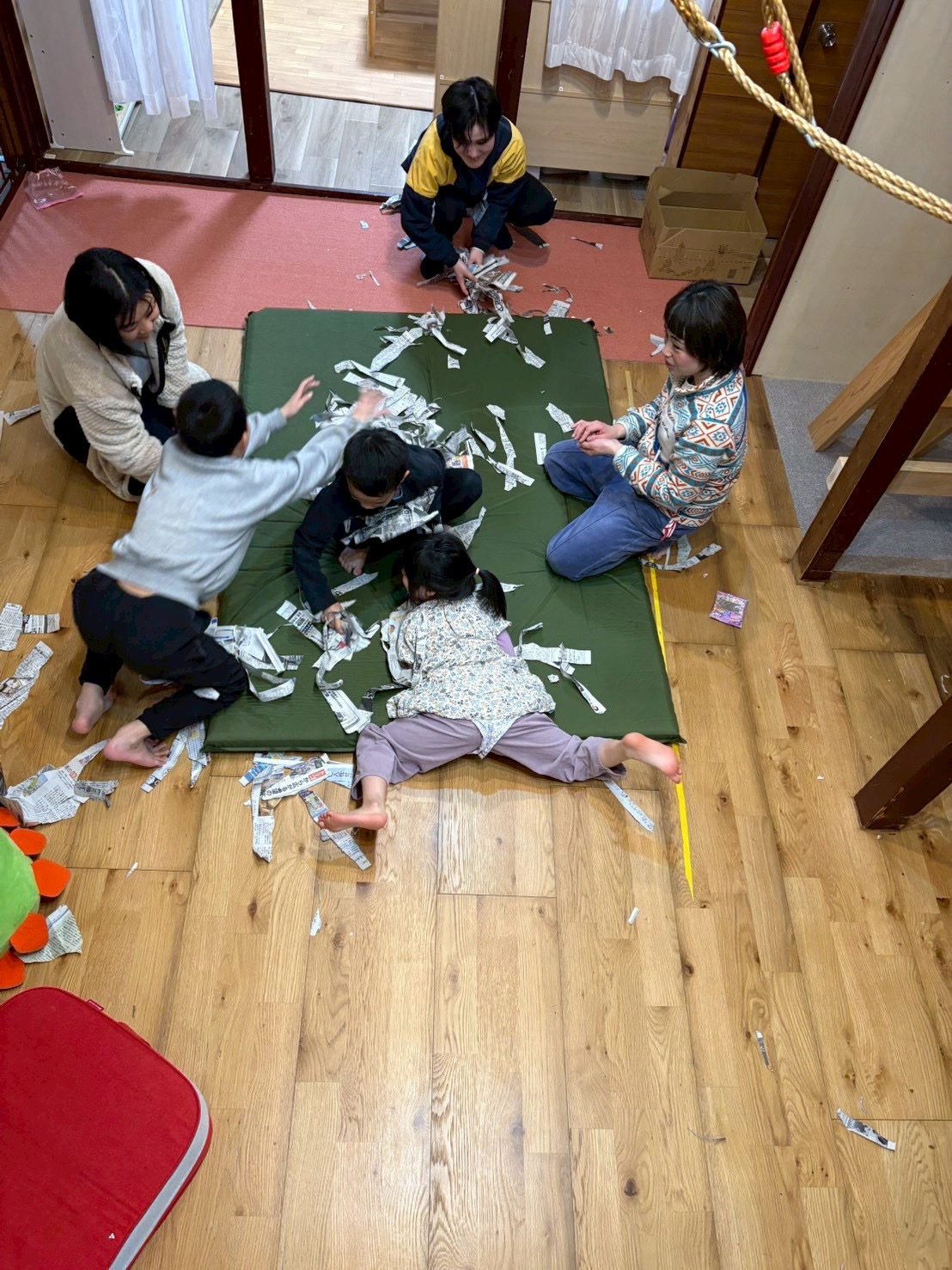 📰✨ 散らかすのは「本気」の証！新聞紙の海で宝探し＆スタッフをひっくり返せ！大決戦デイ！🔥🚀