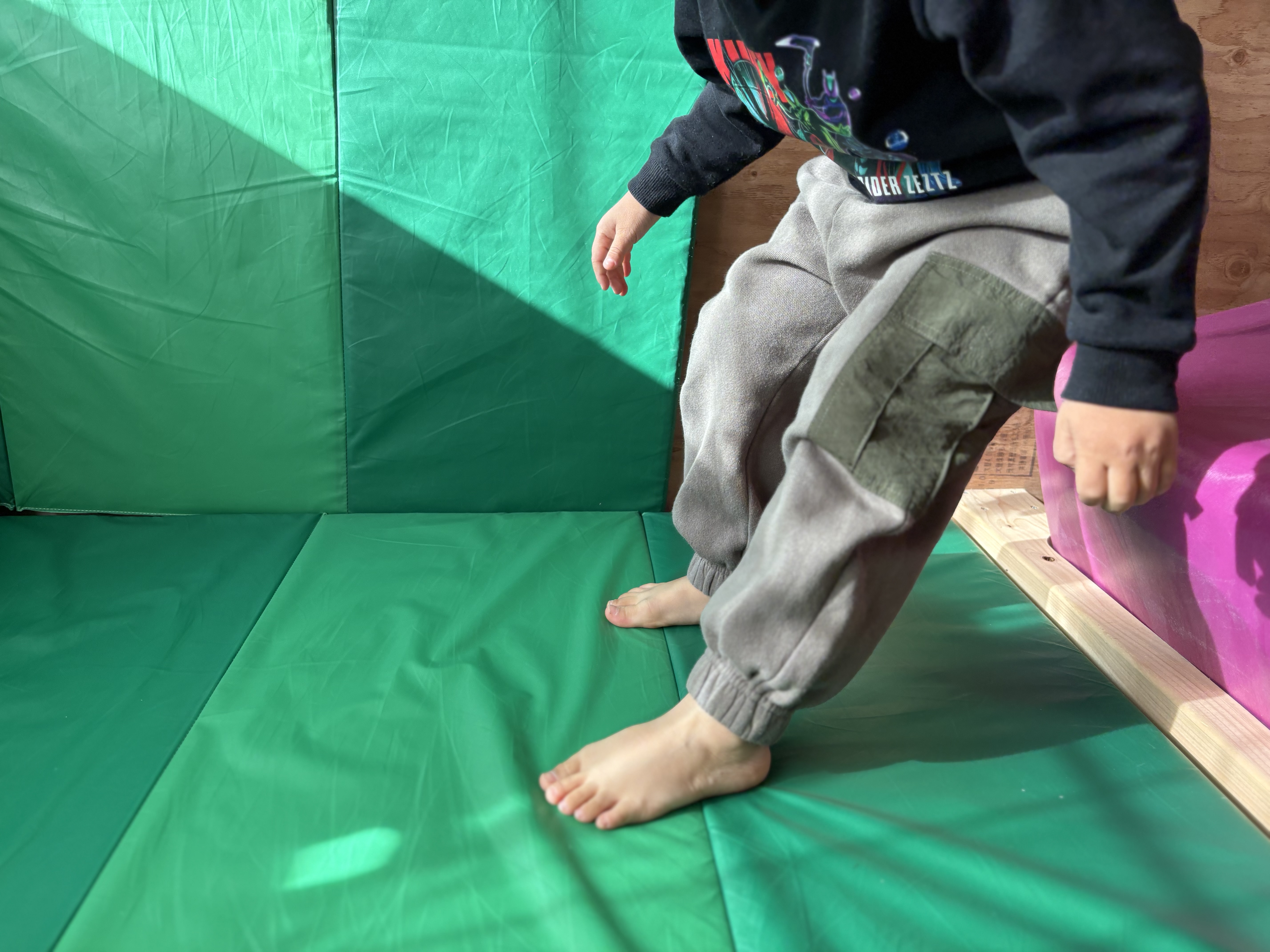 👣✨ 脳は「足の裏」から育つ！？スレタンハウスが“裸足”を大切にする、本当の理由。🌲🏃‍♂️