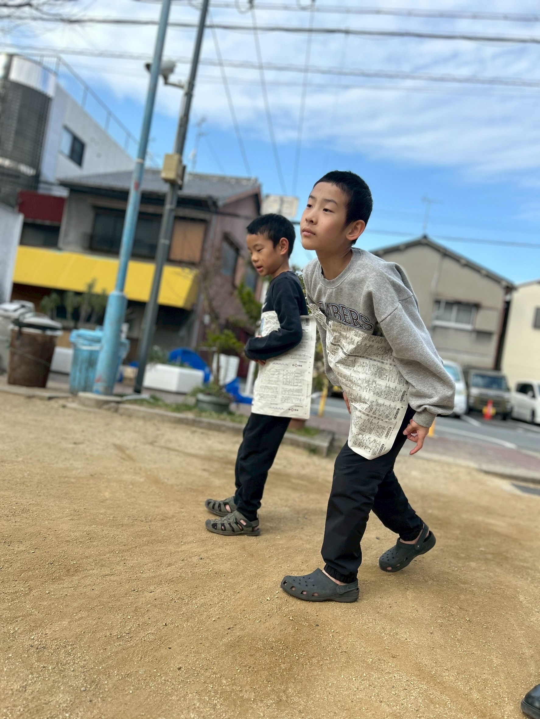 📰🚀 風を味方につけろ！新聞紙1枚でヒーローになった、最高の公園満喫レポート！ 🌳☀️