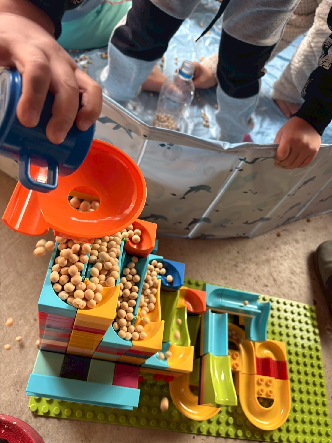 🫘🏎️ 【感覚レポ】駐車場が「つぶつぶパラダイス」に！？大豆×LEGOの感覚アドベンチャー開幕！ 👣🏰