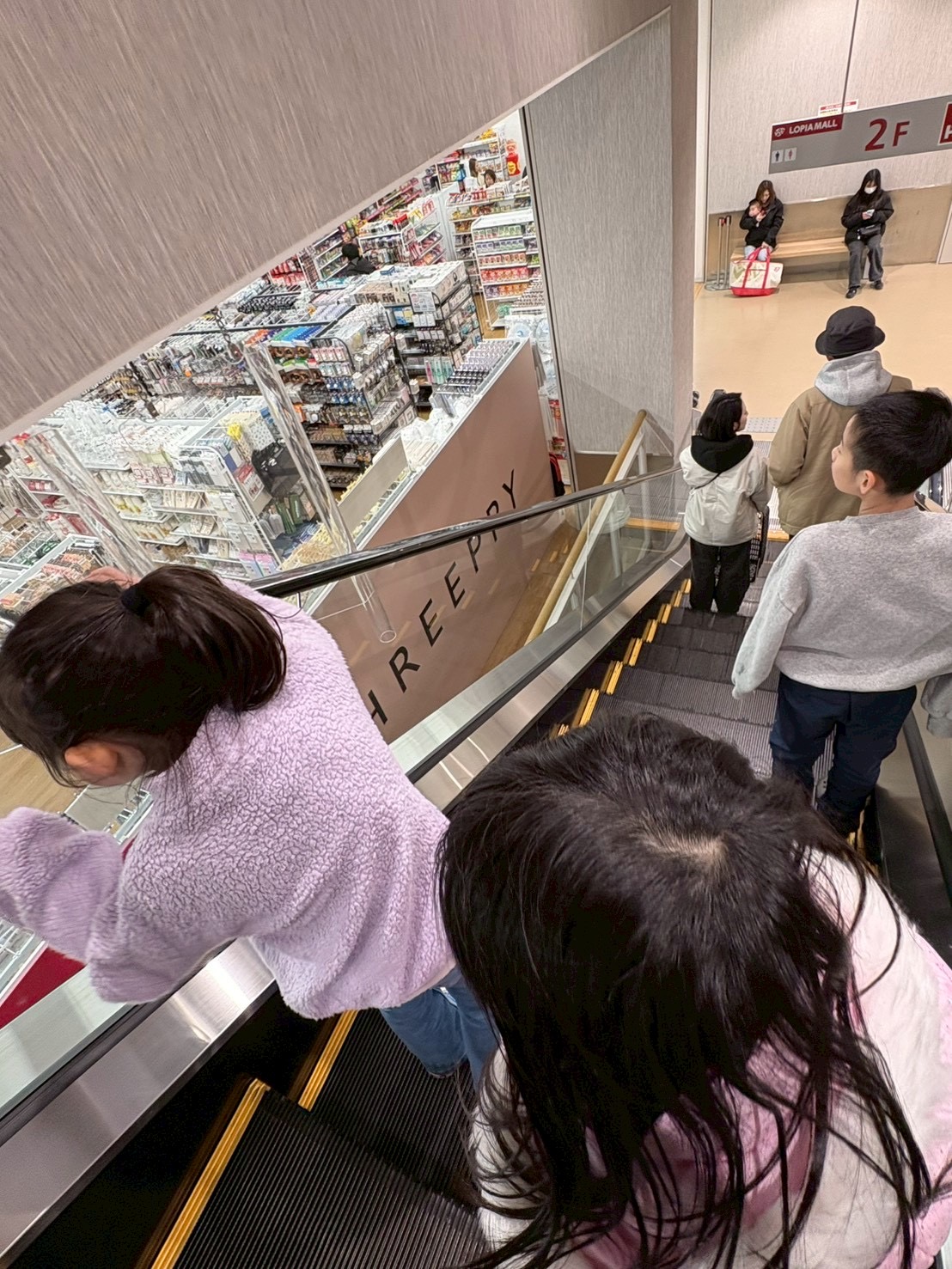 ✨🛒 【お買い物レポ】「先生はそこで待ってて！」——シール売り場で起きた、小さな自立と大きな大冒険。 🌈✨