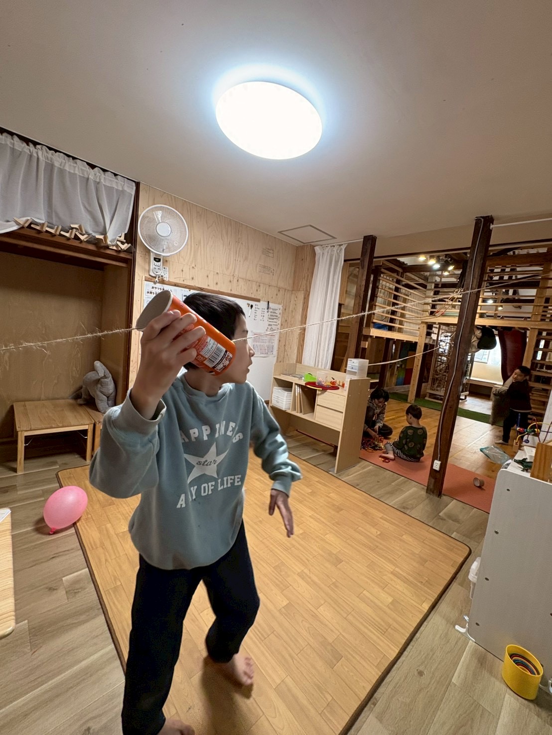 吹き抜けを駆け上がるポテトチップス！？「全身」を使って飛ばす、スレタン流・槍投げバトル！🚀✨