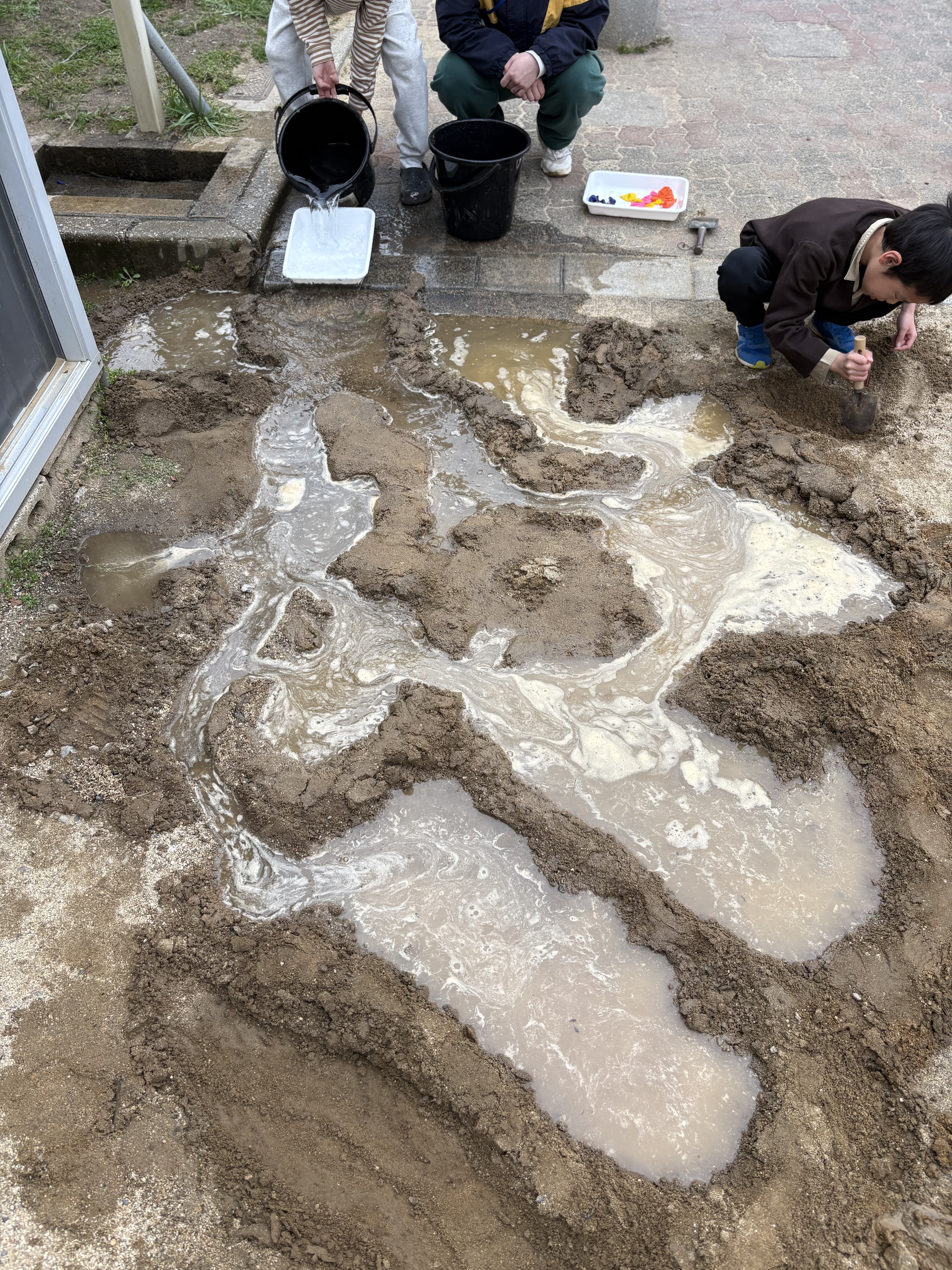 🎈 【ひらめきの連鎖】風船バレーが「どろんこ祭り」に！？春の陽気に誘われた、クリエイティブな外遊び！ 💧✨