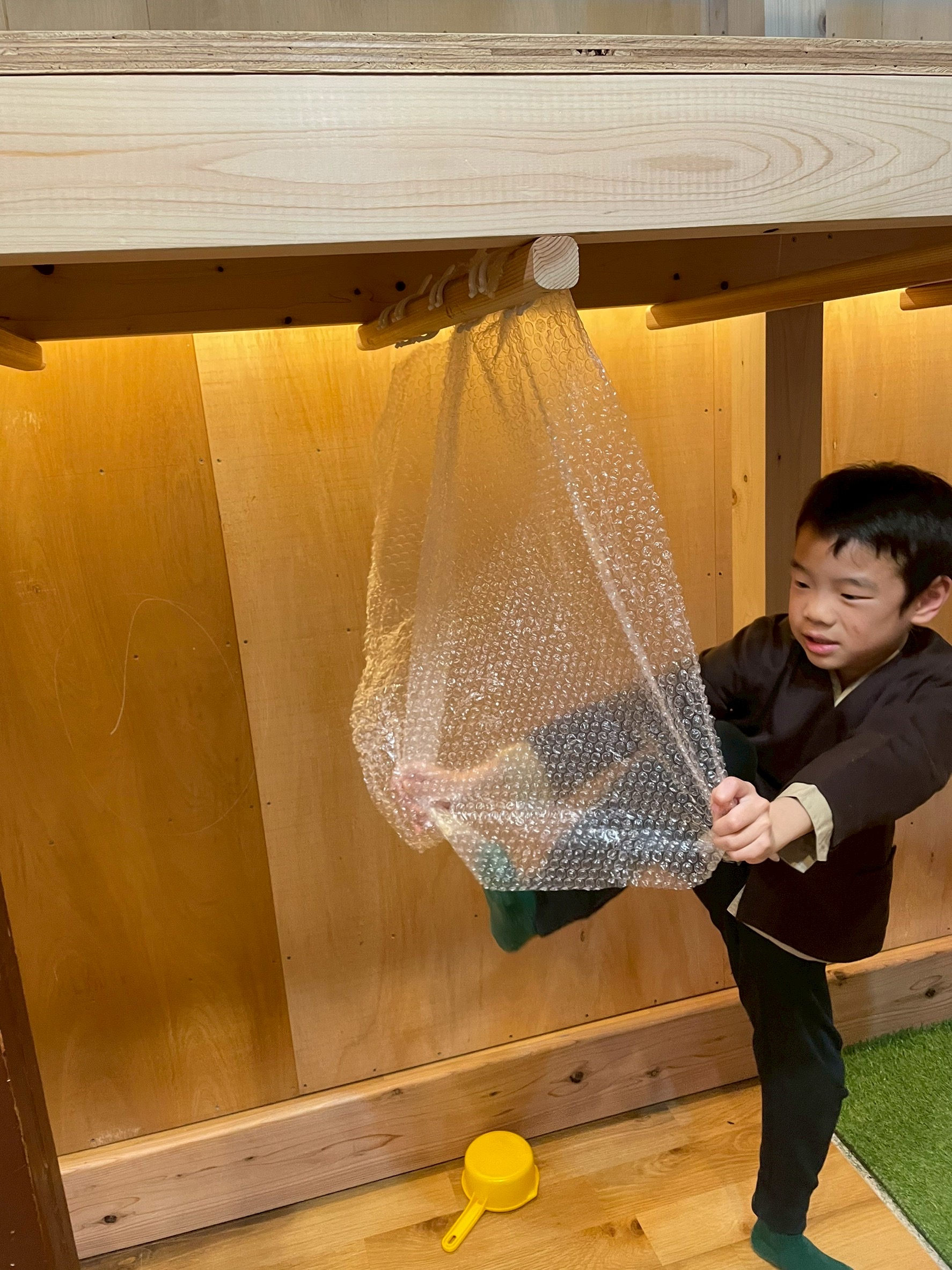 魔法の「プチプチ」！？子どもの想像力が爆発した、ある日のスレタンハウス。💥✨