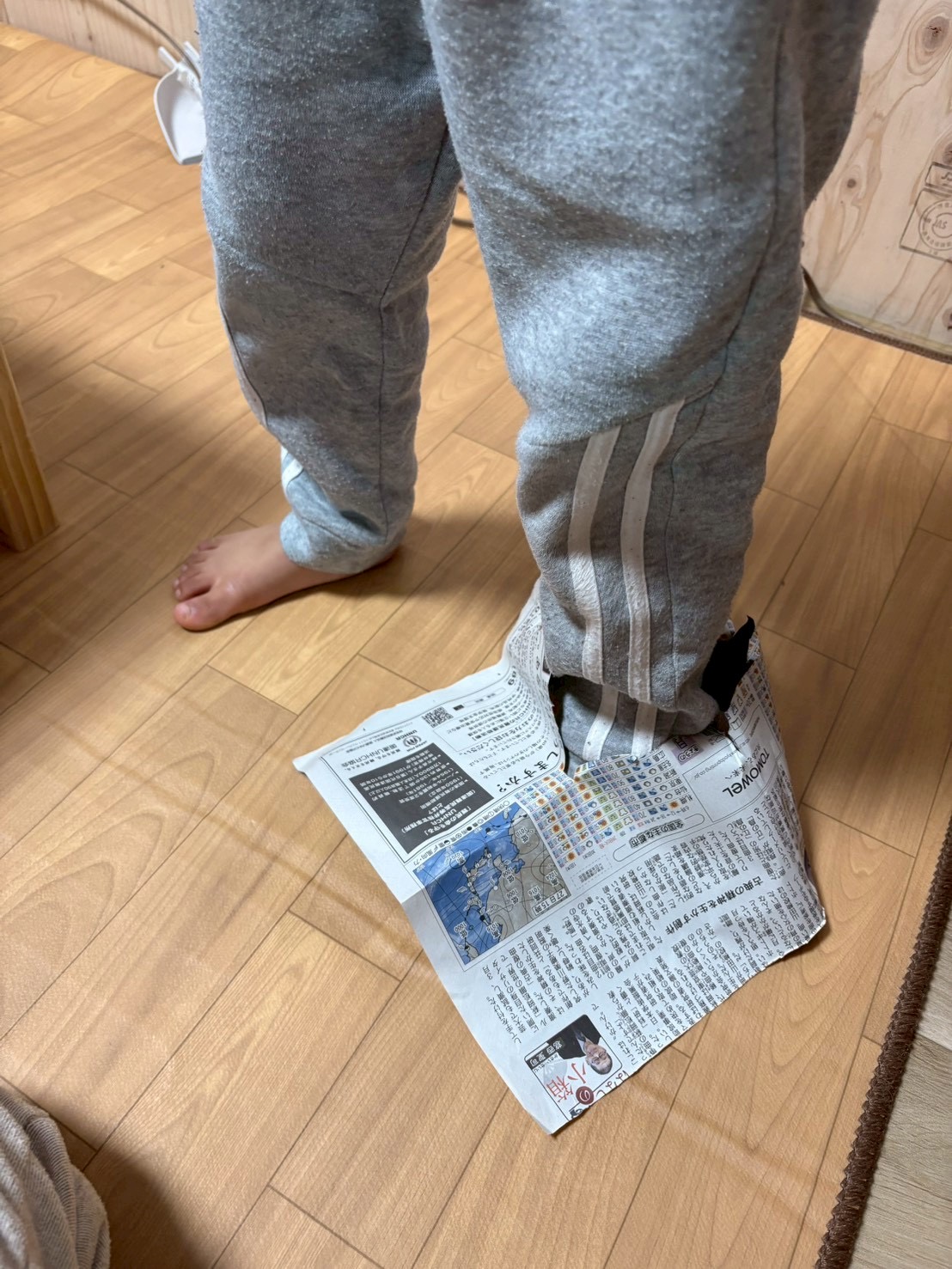 新聞紙ひとつで、公園が冒険の舞台に！「しっぽ取り」ならぬ「足もと鬼ごっこ」🏃‍♂️💨