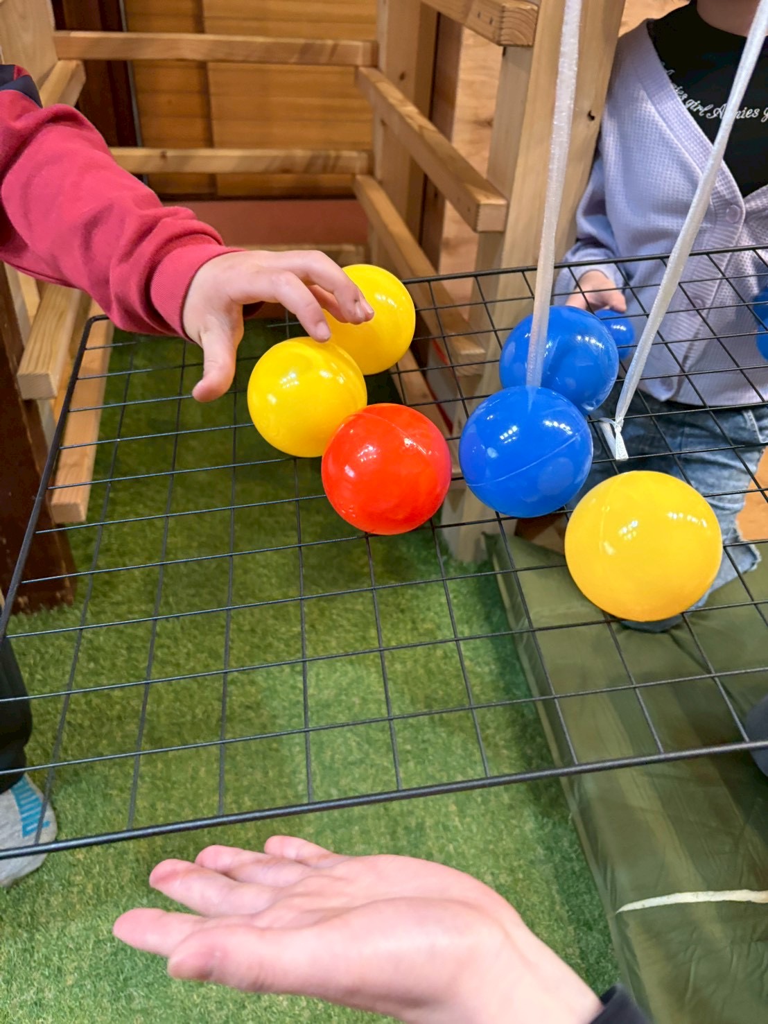 🎯 【活動レポ】紐一本の緊張感！雲底から吊るした「バランス・ボード」で育む、究極の集中力と一体感。 🎾✨