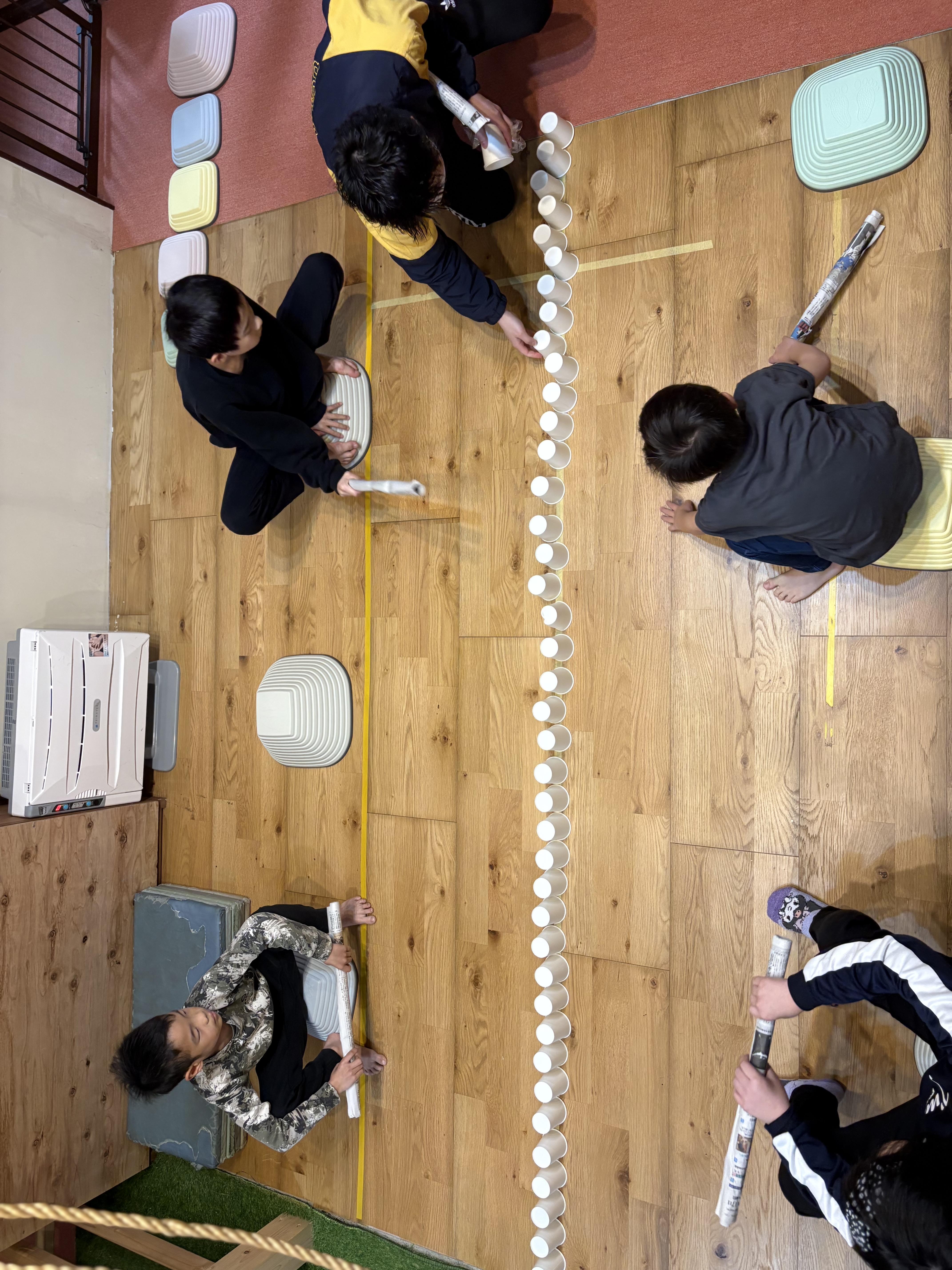 動きたい、けど動けない！？「新聞棒×紙コップ」で白熱の陣取りバトル！⚖️カップ