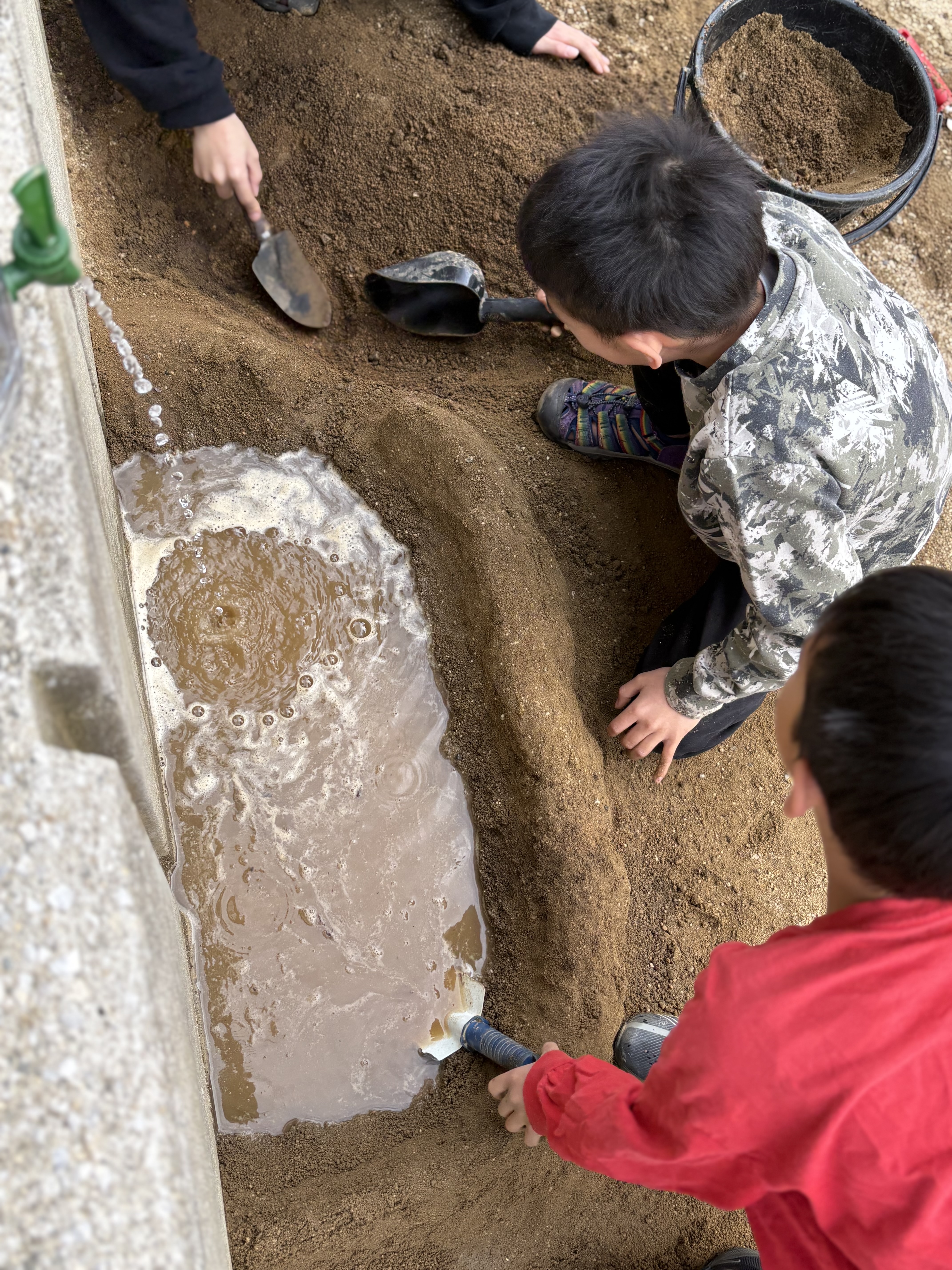 🪨💧 【外遊びレポ】石を積み、水を操る！自然の中で光り輝く、子どもたちの「探究心」と「チームワーク」。 ☀️🌿