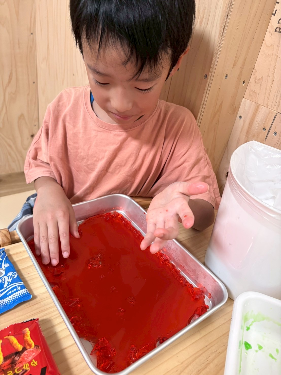 🌈 プルプル、キラキラ！五感で楽しむ「ゼリーの感触遊び」✨