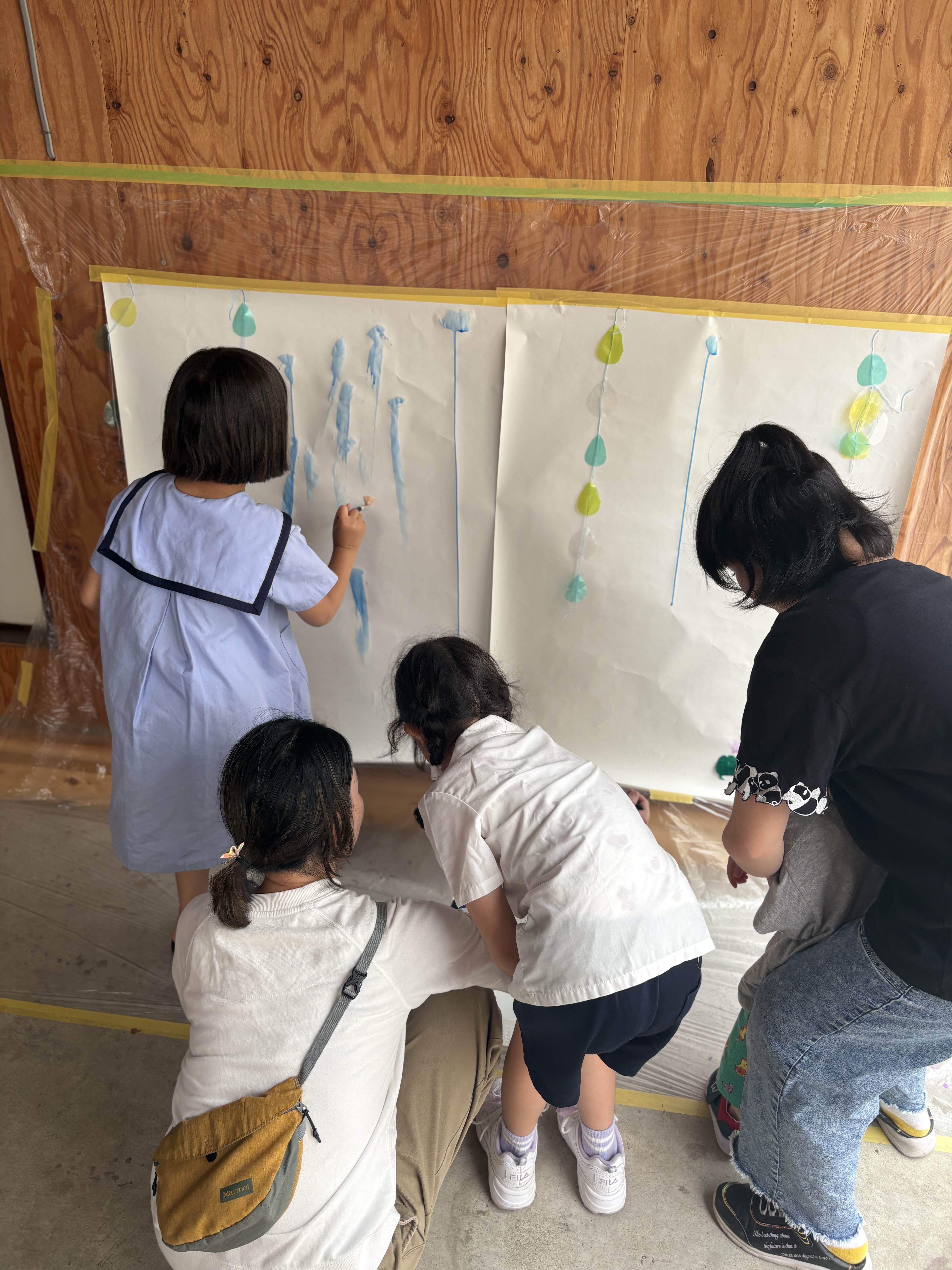 🌧️ スレタンハウスに雨が降った！？巨大な壁で楽しむ「雨降りアート」🎨✨