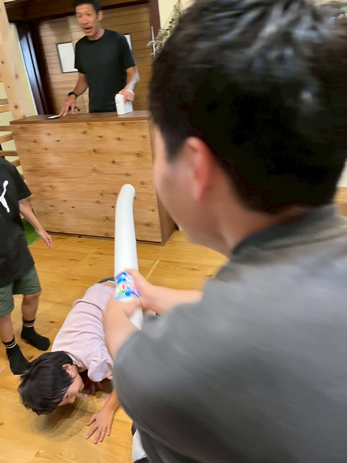 🏃‍♂️ ジャンプして、すぐしゃがむ！全身で空間を捉える「スポンジ棒よけゲーム」運動遊び 🤸‍♂️✨