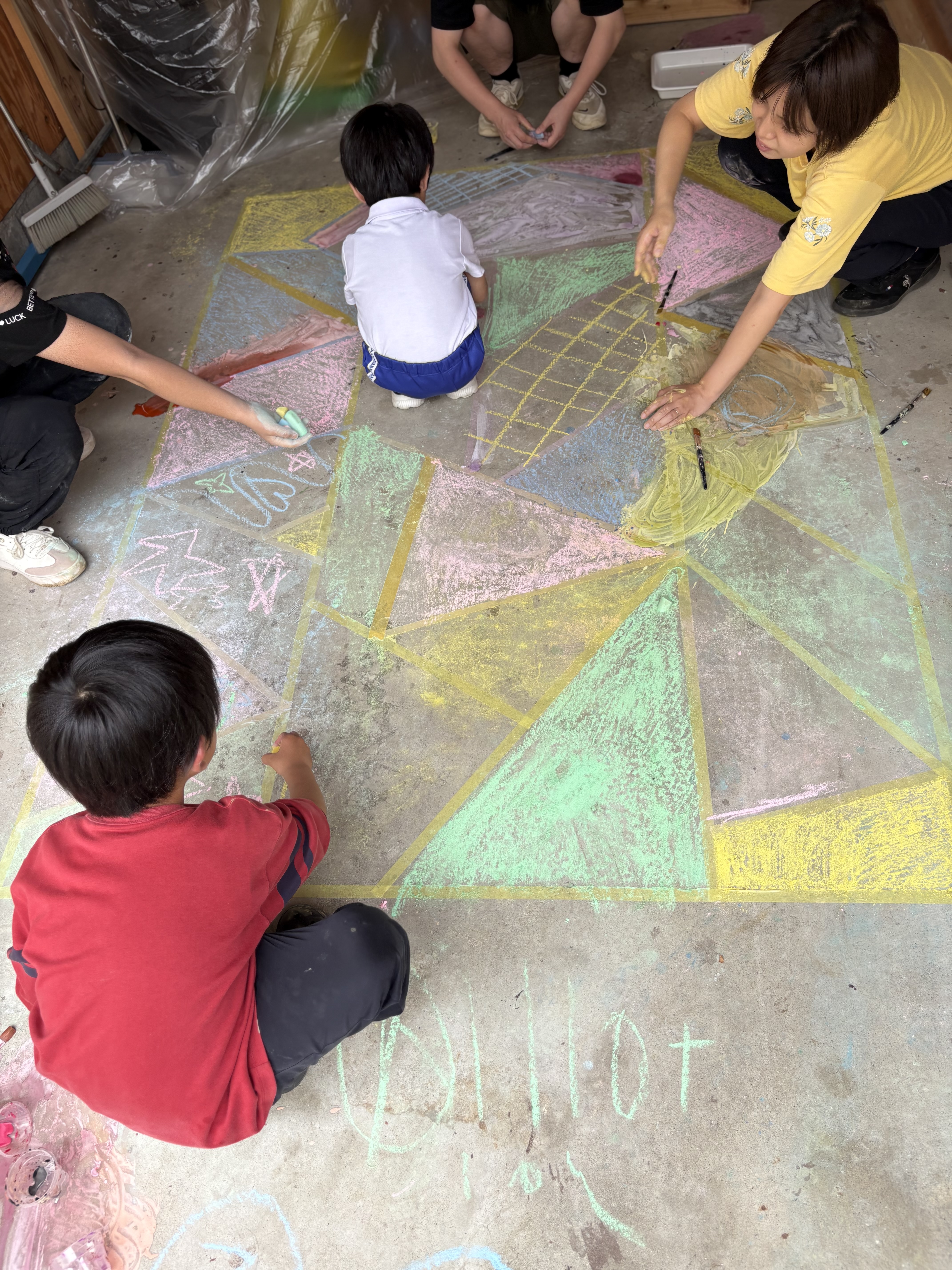 🎨 ガレージ全体が巨大なキャンバスに！絵の具とチョークで描く、世界にひとつの地面幾何学アート✨🚗