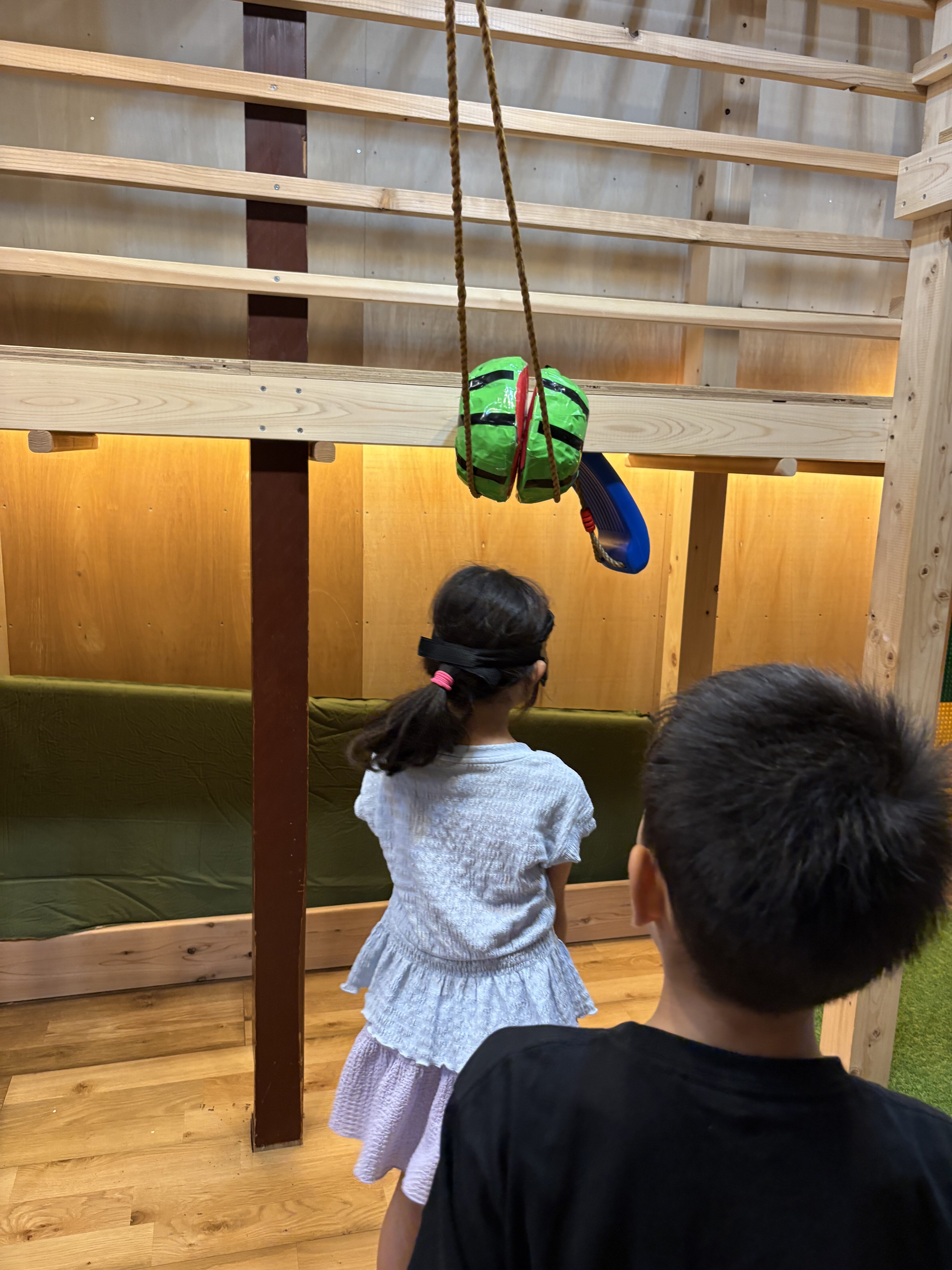 【右！もう少し前！🍉】手作りスイカで本気のスイカ割り！子どもたちのチームワークと発想力に感動✨