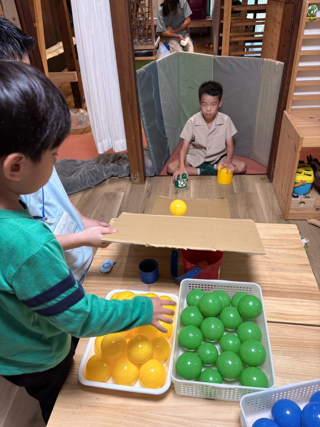 転がるボールをキャッチ！坂道コロコロゲームで高めるビジョントレーニングと判断力キャッチ！ボール遊び✨