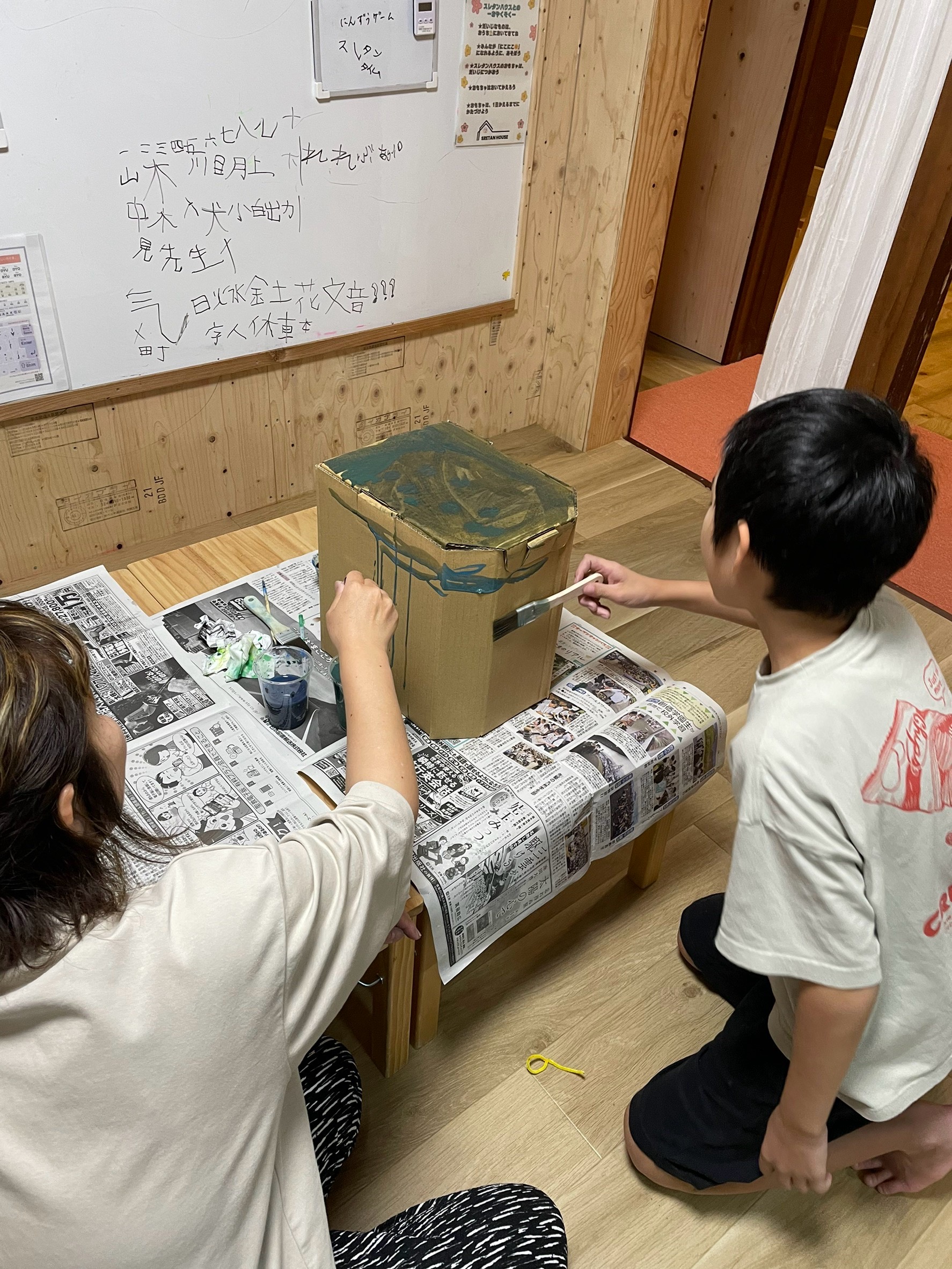 役割を終えた簡易トイレが変身！？絵の具ペイントと塩水実験で科学とアートに大没頭🎨🧪✨