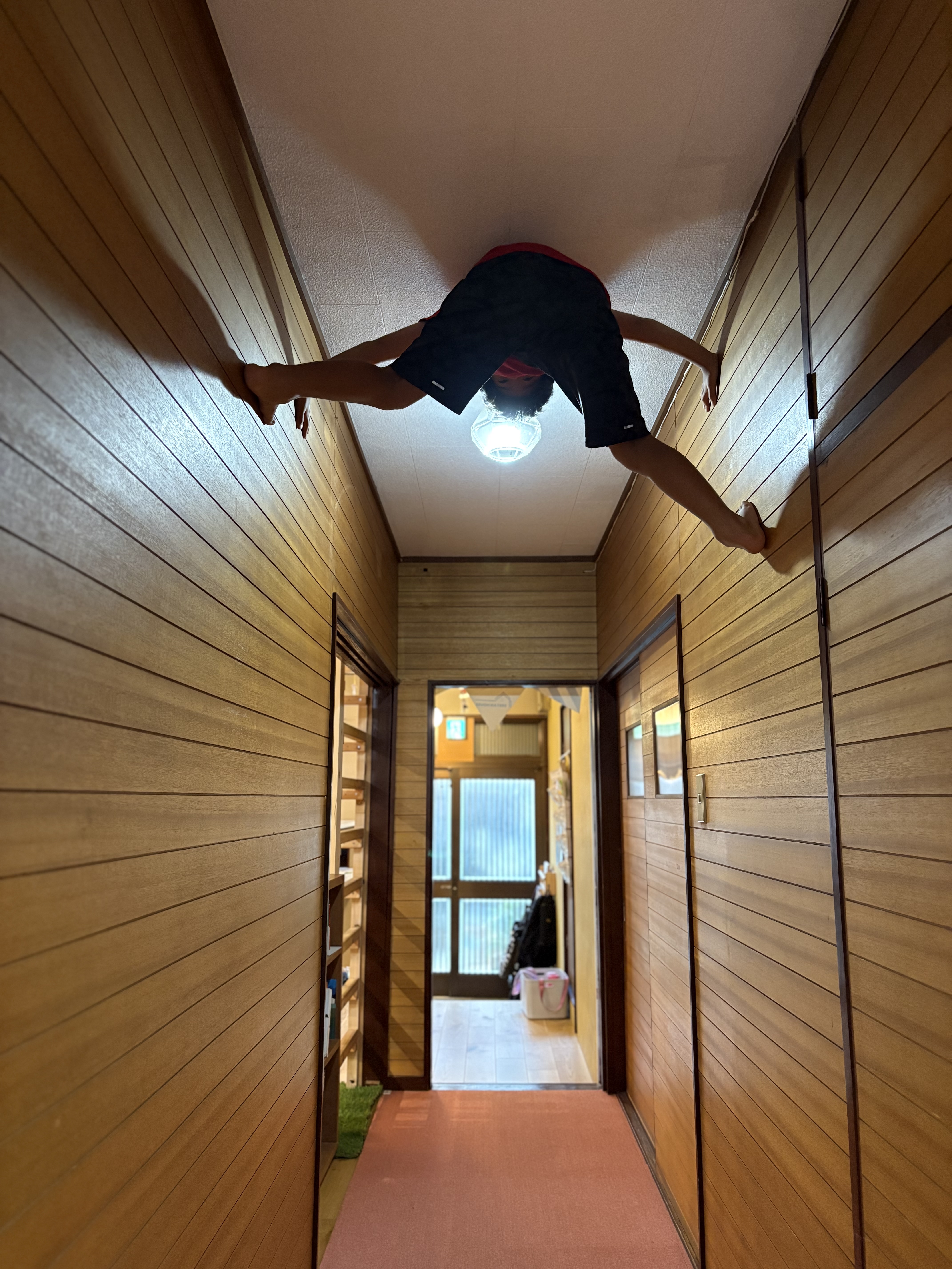 「危ない」を越えた先に、驚きの成長が！スレタンハウスの廊下で生まれた新しい運動チャレンジ🧗‍♂️✨