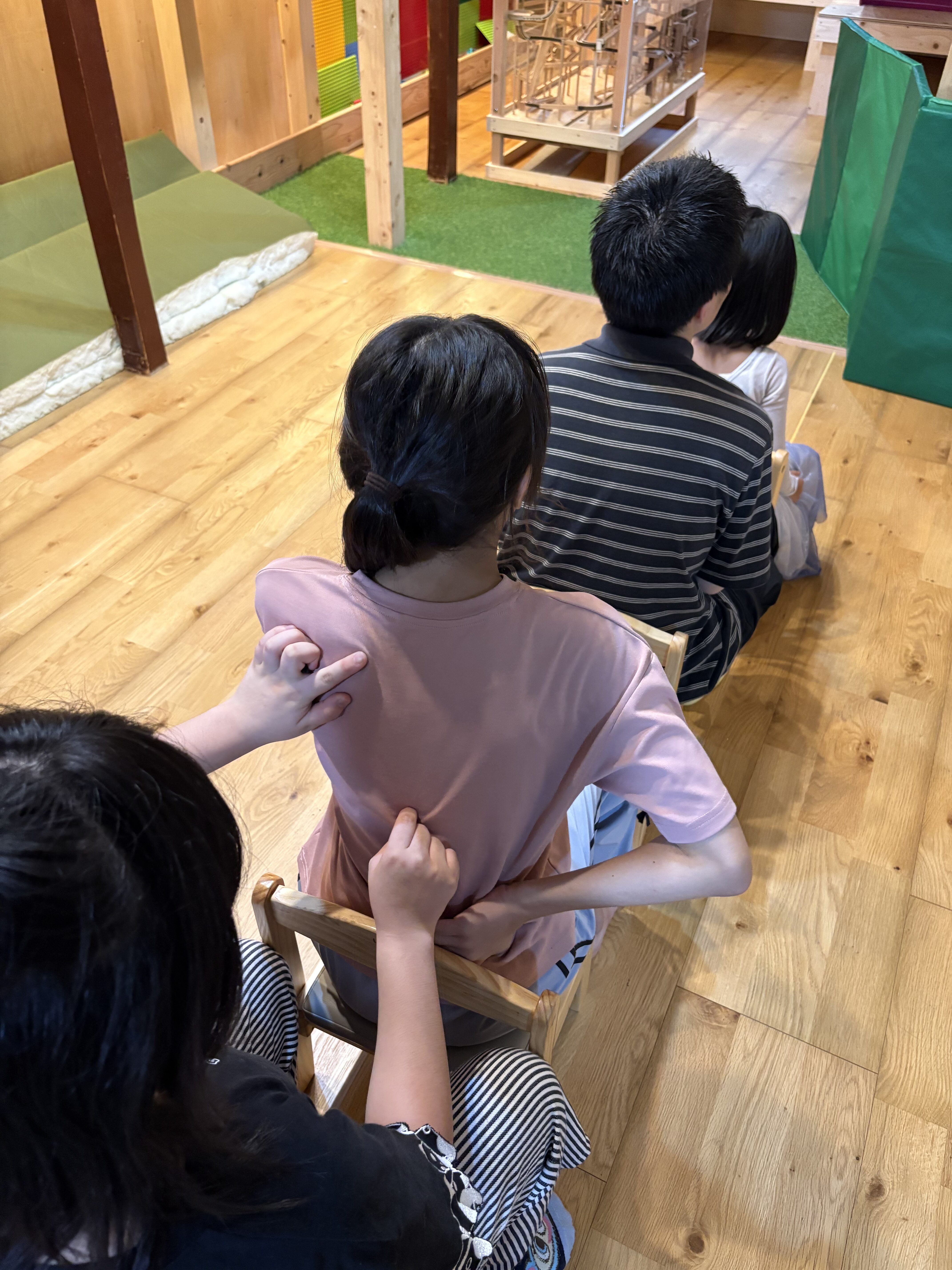 シンプルだけど超・大盛り上がり！背中で繋ぐ「背中伝言ゲーム」で笑顔あふれるスレタンタイム✏️伝言ゲーム✨