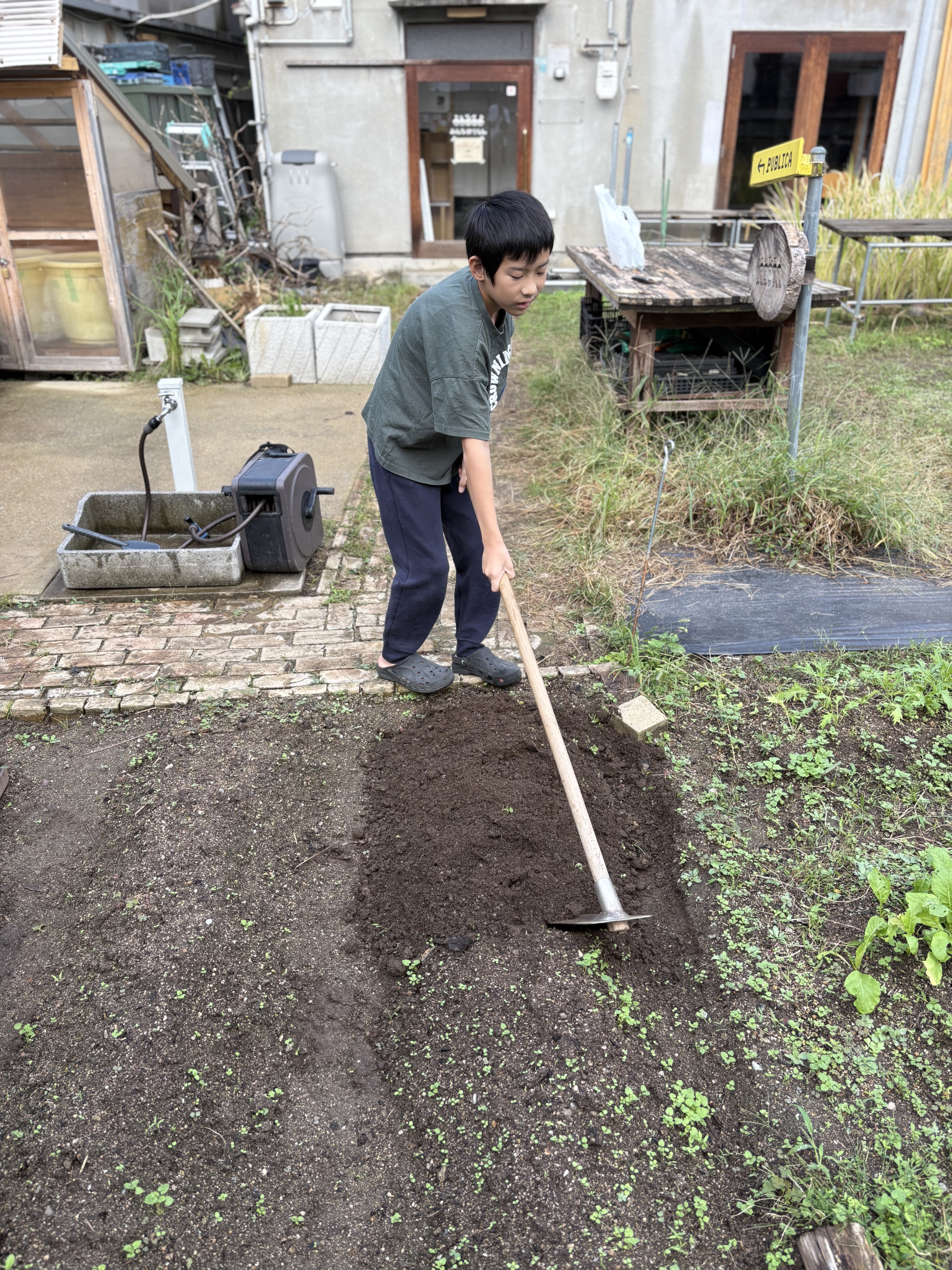 ふかふかの土にワクワクを込めて🌱スレタンファームで次のお野菜を迎える畝づくり！代表（こばやん）＆子どもたちの畑準備作業✨